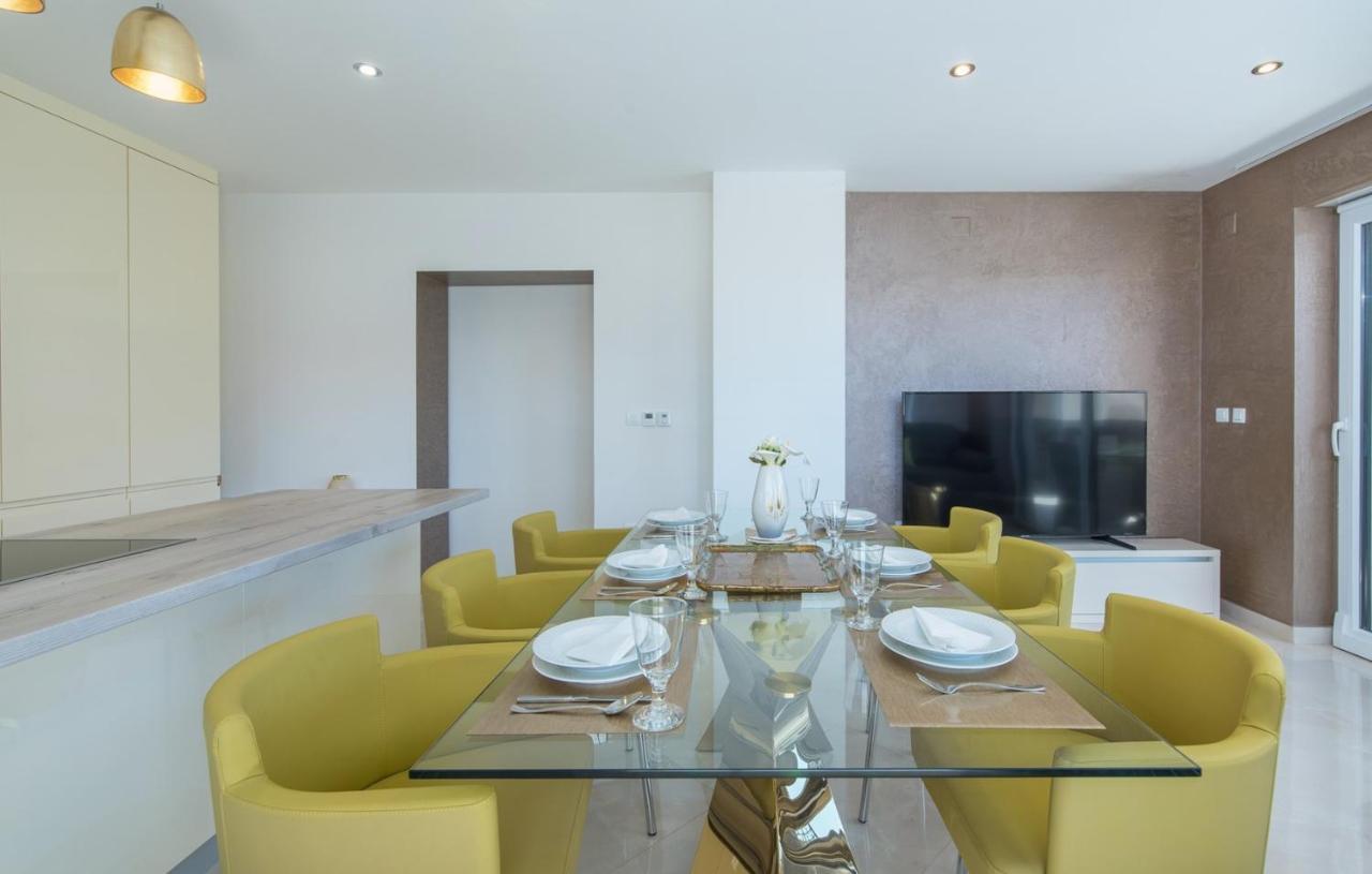 Modern Apartments With Shared Pool Near The Sea พูลา ภายนอก รูปภาพ