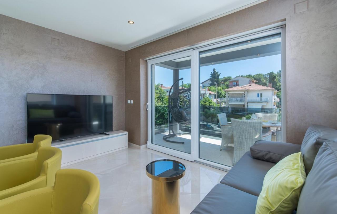 Modern Apartments With Shared Pool Near The Sea พูลา ภายนอก รูปภาพ