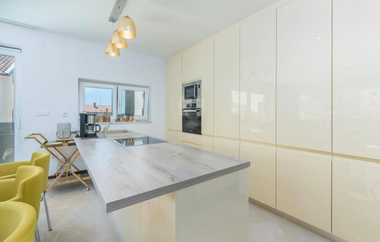 Modern Apartments With Shared Pool Near The Sea พูลา ภายนอก รูปภาพ