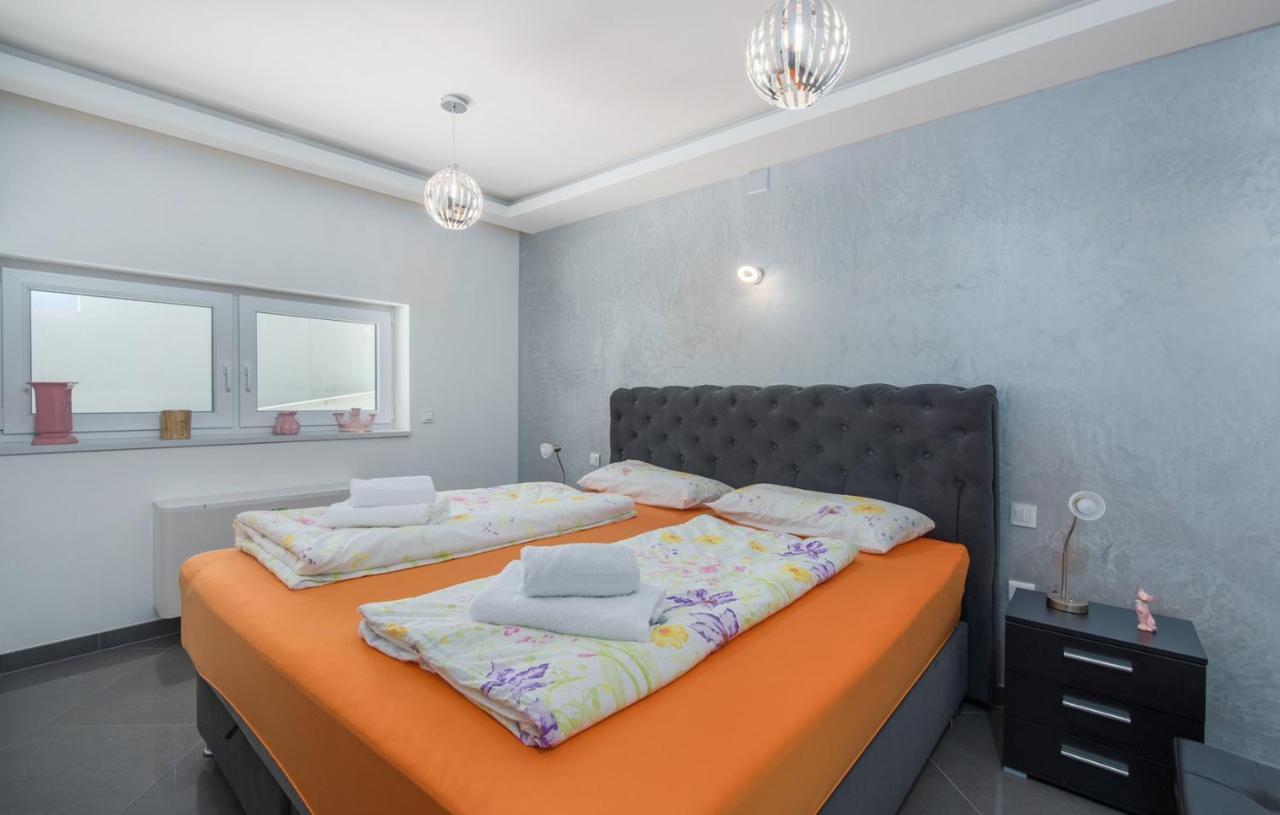 Modern Apartments With Shared Pool Near The Sea พูลา ภายนอก รูปภาพ